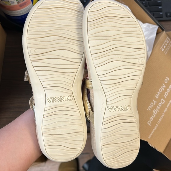 Vionic Karley in Gold - Picture 3 of 4